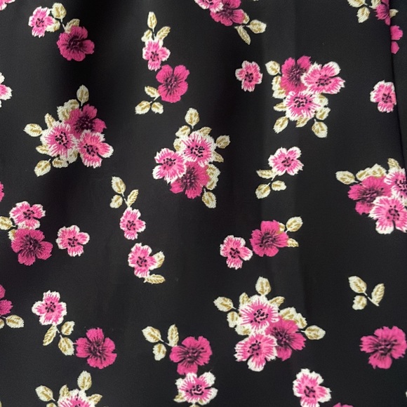 Black with pink Floral Shorts Romper Express size L - Picture 2 of 5